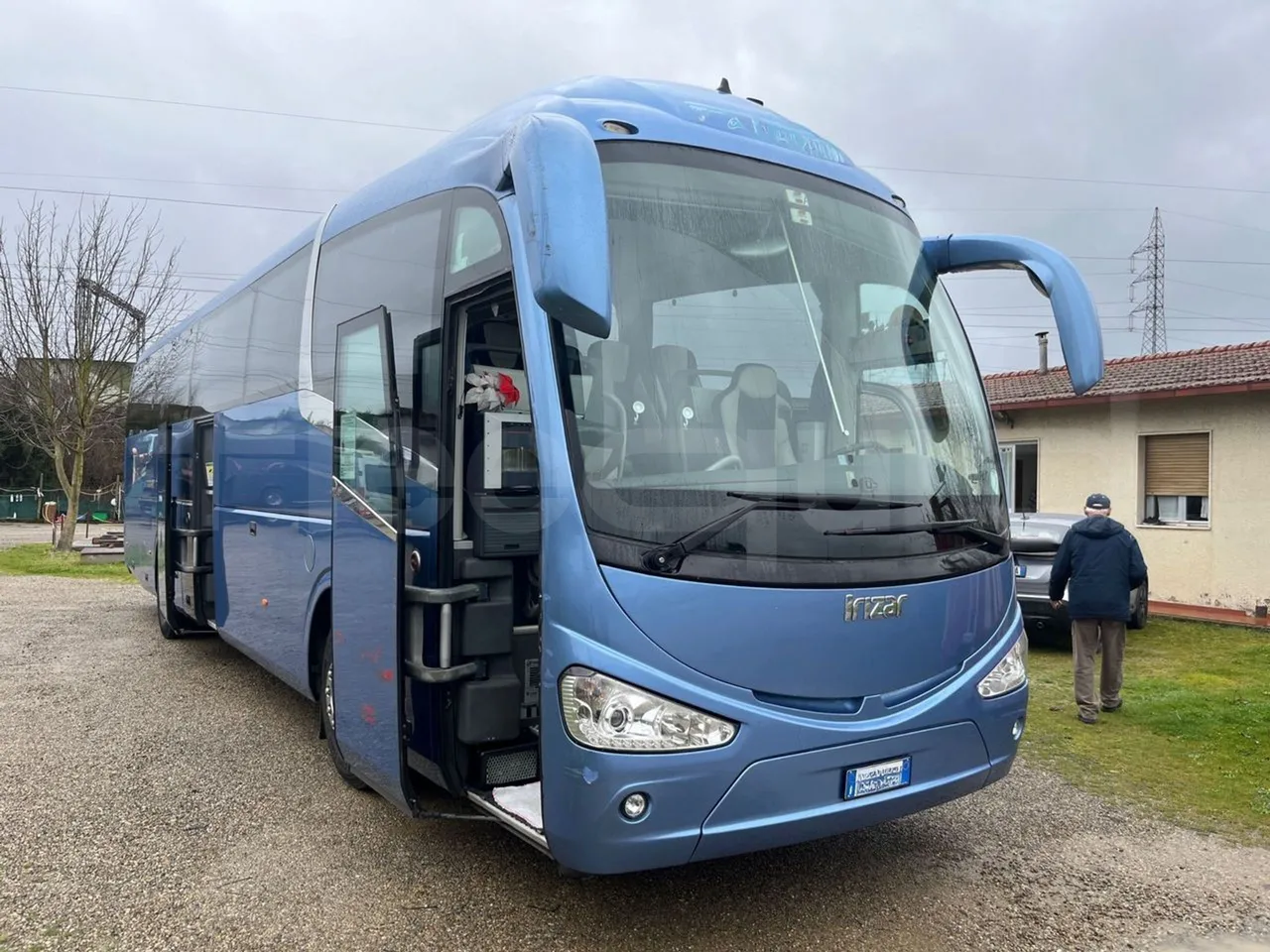 Irizar i6 12.35 - Euro6 - 305kW - 12.200mt - 3/4 right front doors open