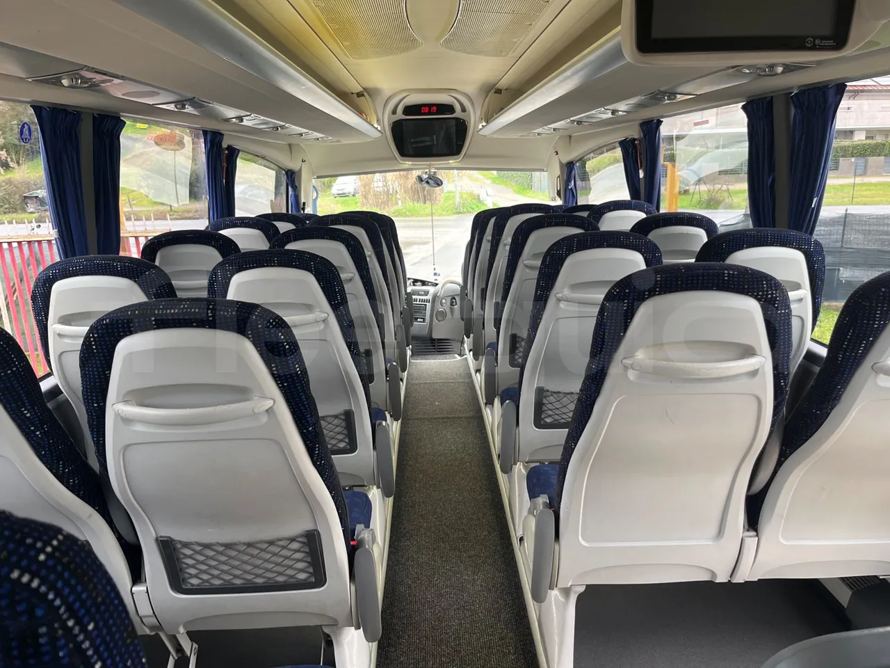 Irizar i6 12.35 - Euro6 - 305kW - 12.200mt - forward view middle aisle