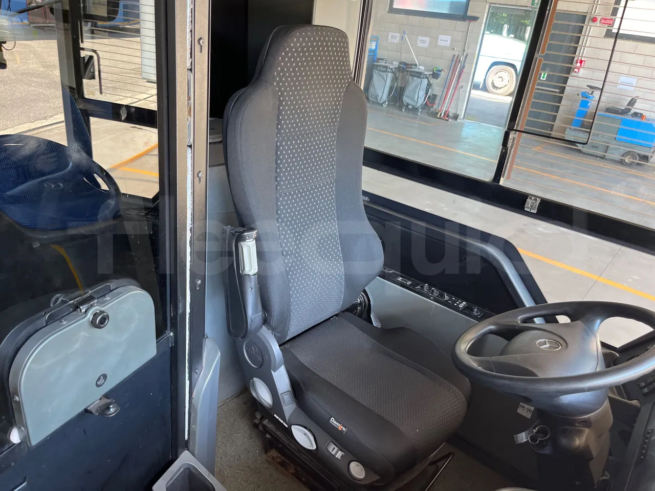 Mercedes-Benz Conecto 628B01 - EUR6 - 220kW - 11.966m - driver's seat photo (mandatory for bus to scrap)