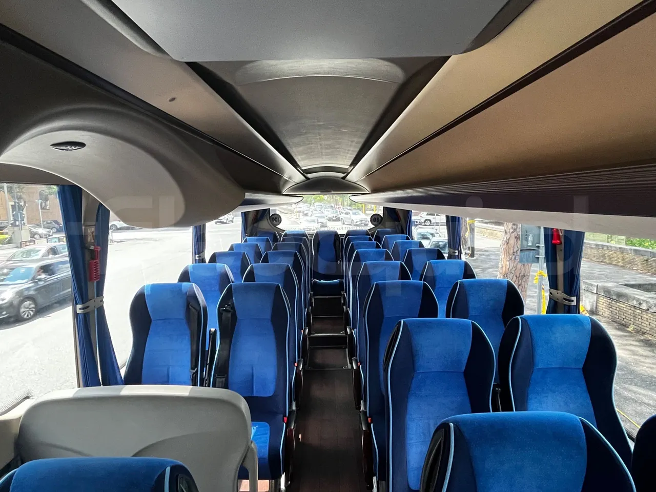 Iveco Magelys - reverse view middle aisle