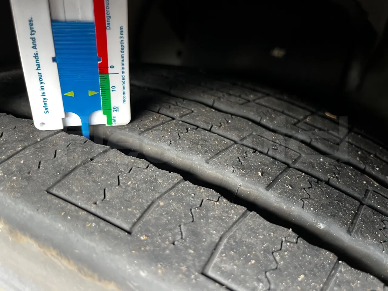 Iveco Magelys - tread condition front tires right