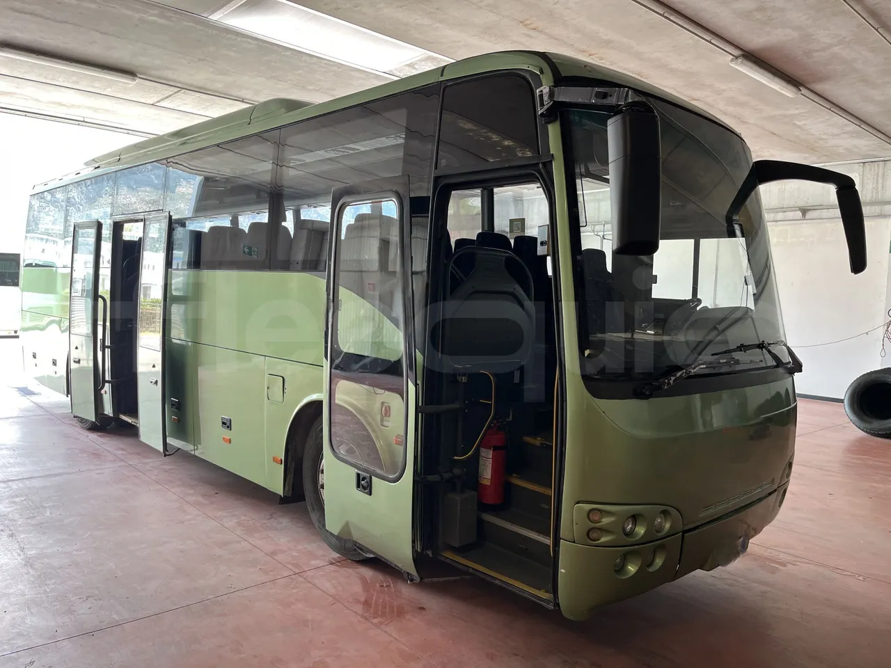 Temsa Safari - 3/4 right front doors open