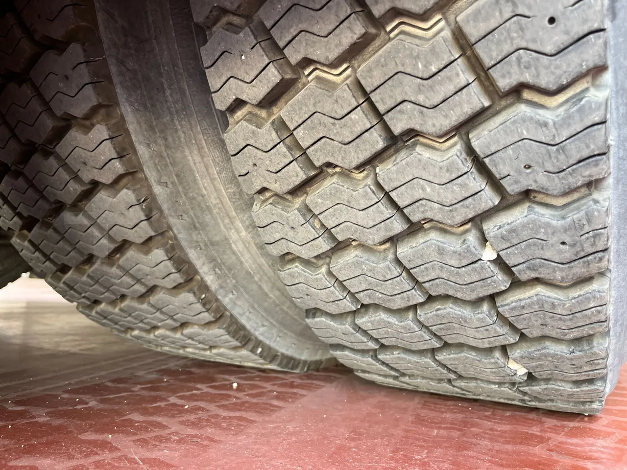 Temsa Safari - tread condition front tires left