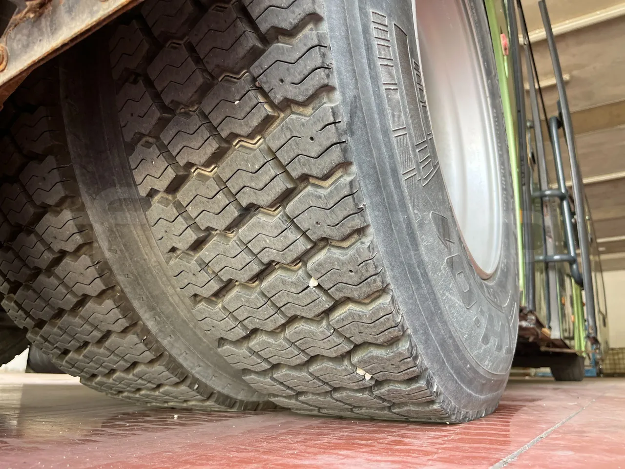 Temsa Safari - tread condition second axle tires right