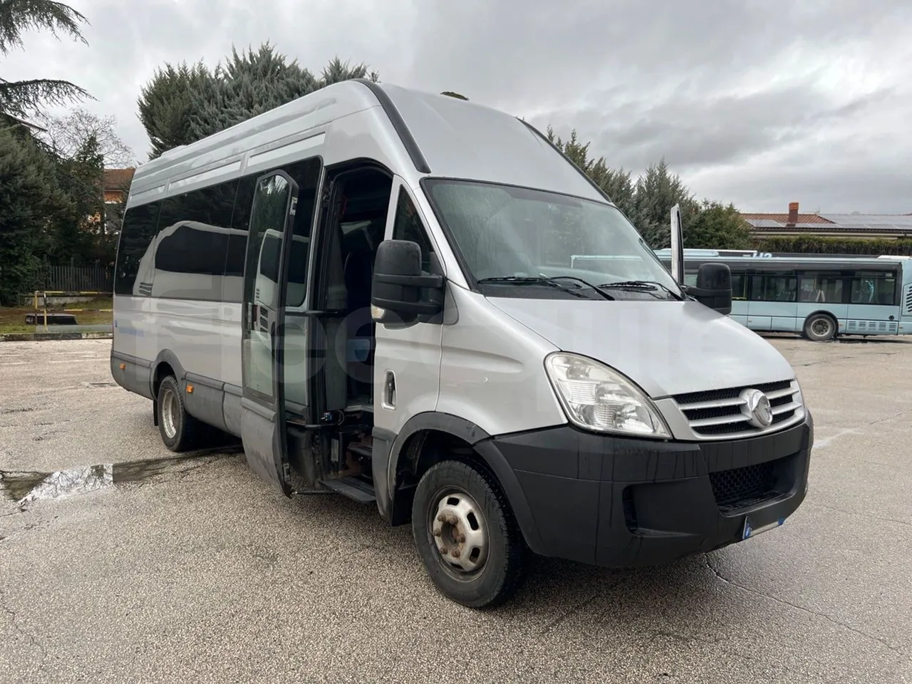 Iveco Daily A50/E4/20/C - Euro4 - 130kW - 6.948mt - 3/4 right front doors open