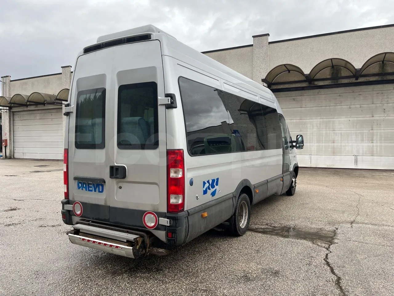 Iveco Daily A50/E4/20/C - Euro4 - 130kW - 6.948mt - 3/4 right rear doors closed