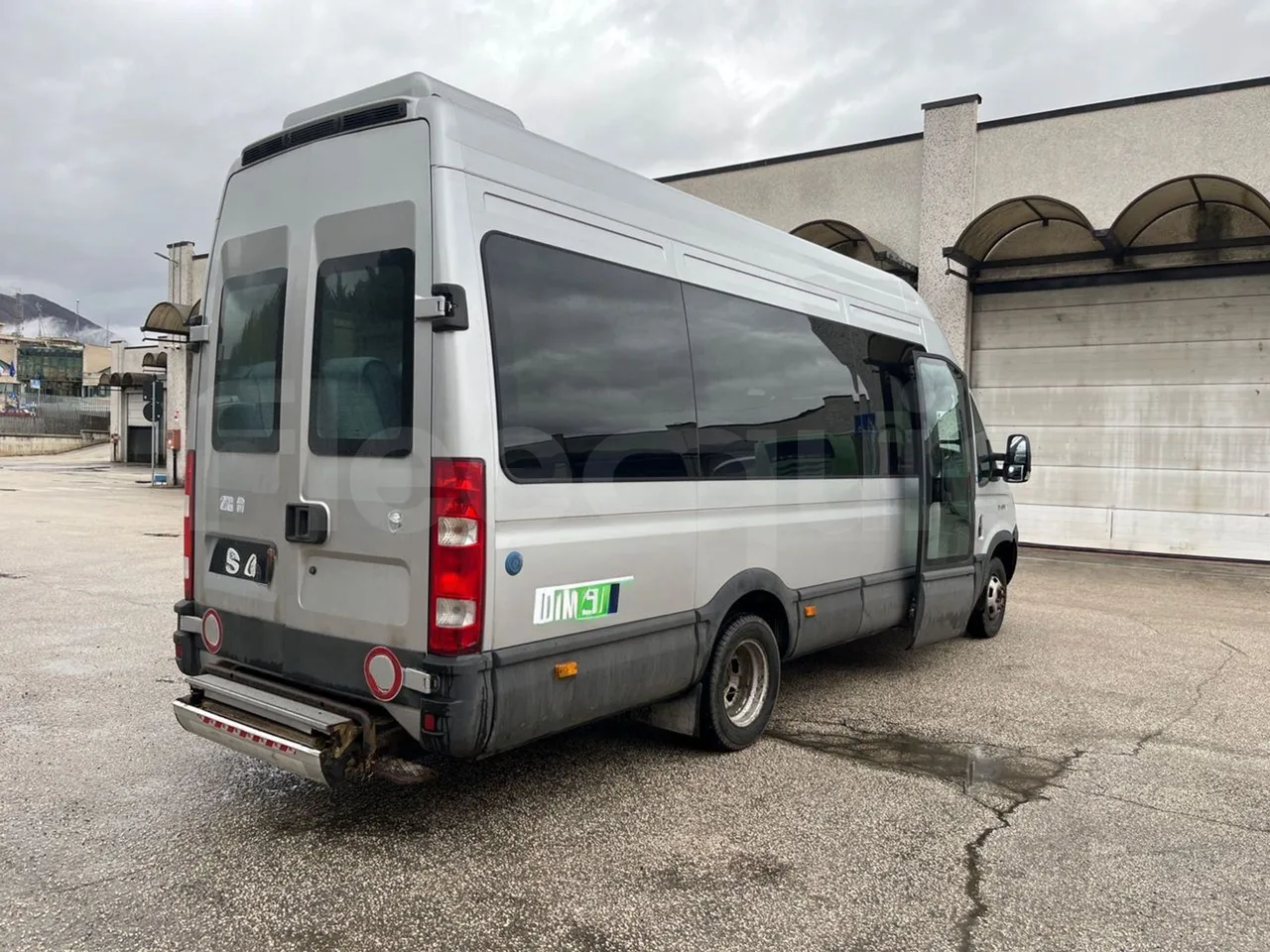 Iveco Daily A50/E4/20/C - Euro4 - 130kW - 6.948mt - 3/4 right rear doors open