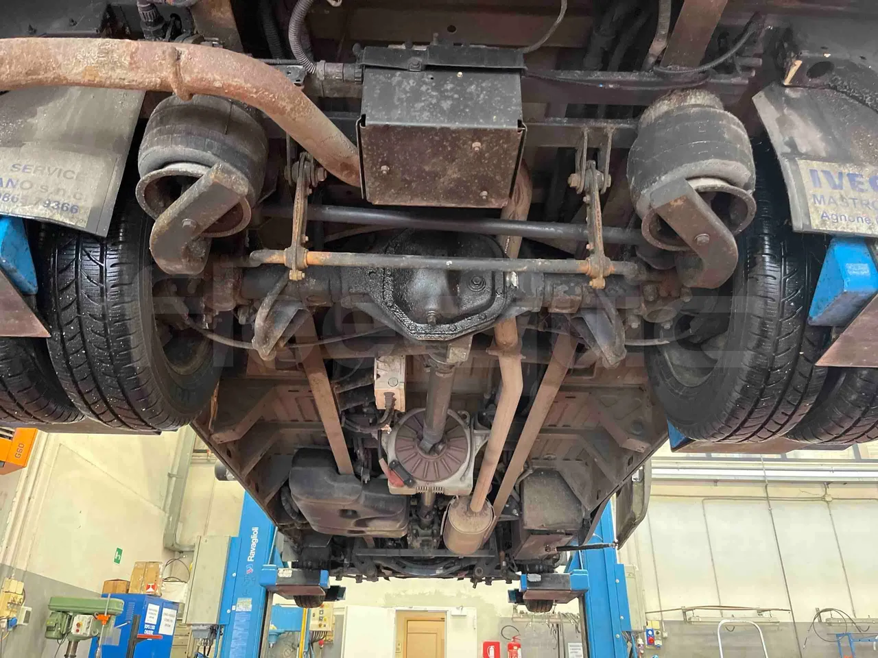 Iveco Daily A50/E4/20/C - Euro4 - 130kW - 6.948mt - axel 3 caliper brakes right