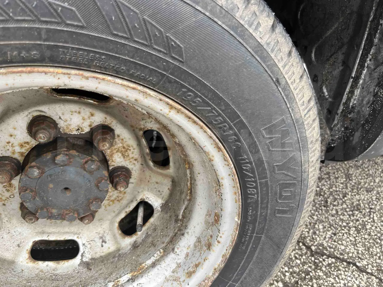 Iveco Daily A50/E4/20/C - Euro4 - 130kW - 6.948mt - tread condition front tires right