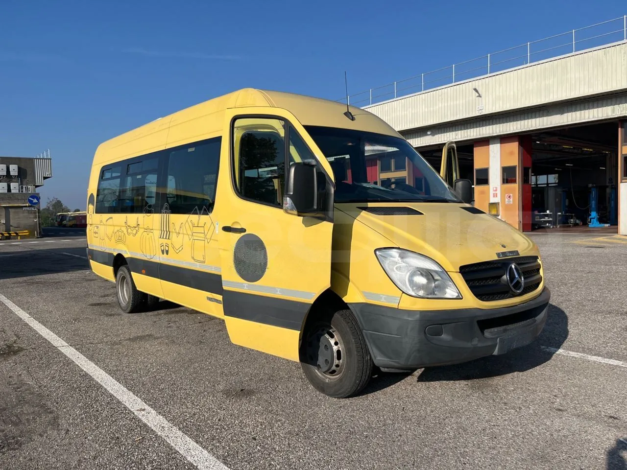 Mercedes-Benz Sprinter 518CDI f 50 - EUR4 - 135kW - 7.345m Tomassini - 3/4 right front doors open