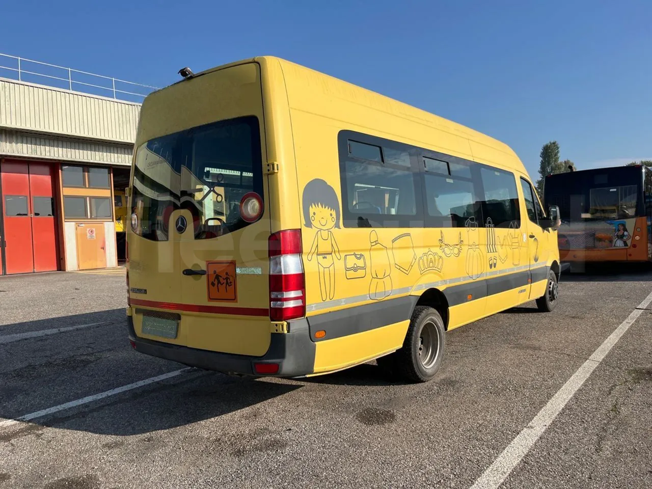 Mercedes-Benz Sprinter 518CDI f 50 - EUR4 - 135kW - 7.345m Tomassini - 3/4 right rear doors closed