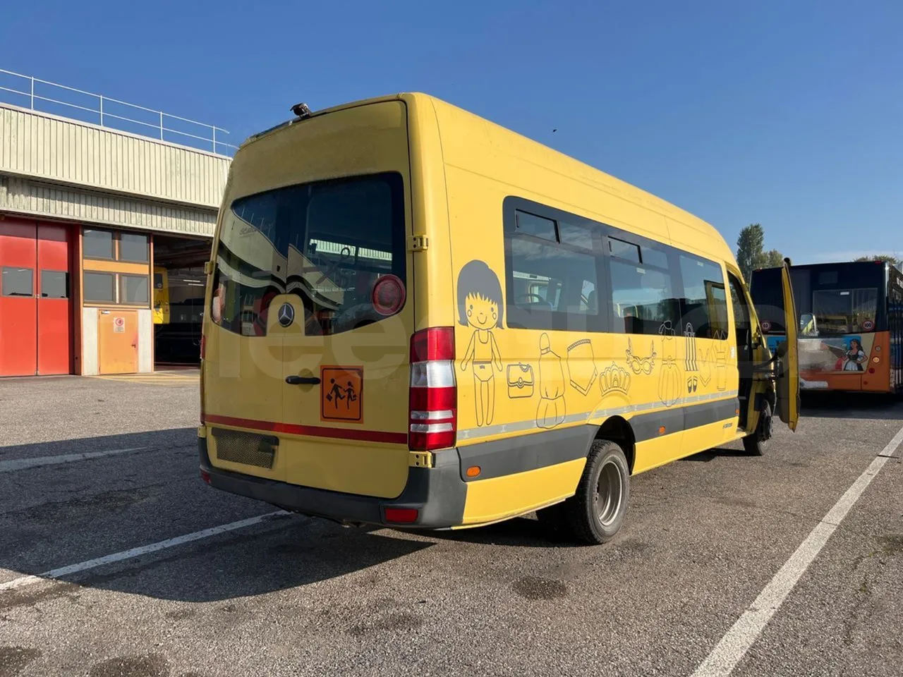 Mercedes-Benz Sprinter 518CDI f 50 - EUR4 - 135kW - 7.345m Tomassini - 3/4 right rear doors open