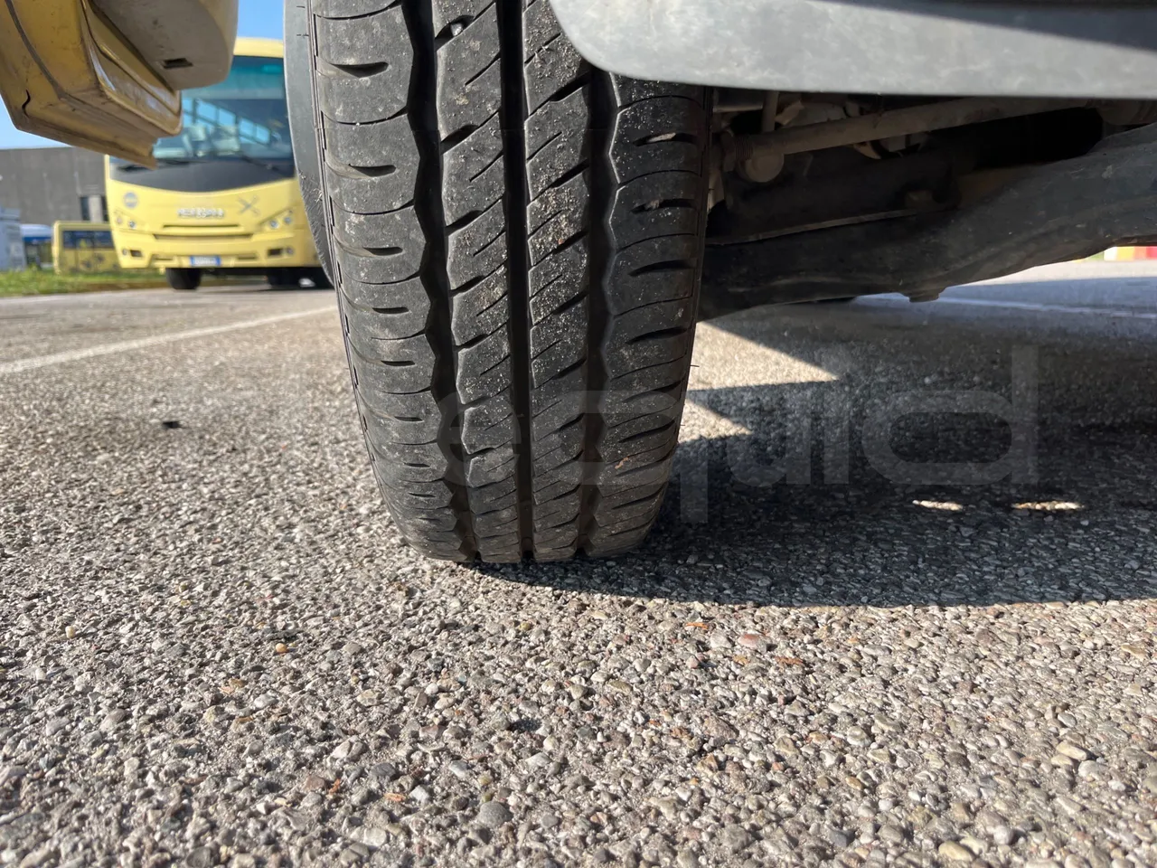 Mercedes-Benz Sprinter 518CDI f 50 - EUR4 - 135kW - 7.345m Tomassini - tread condition front tires right
