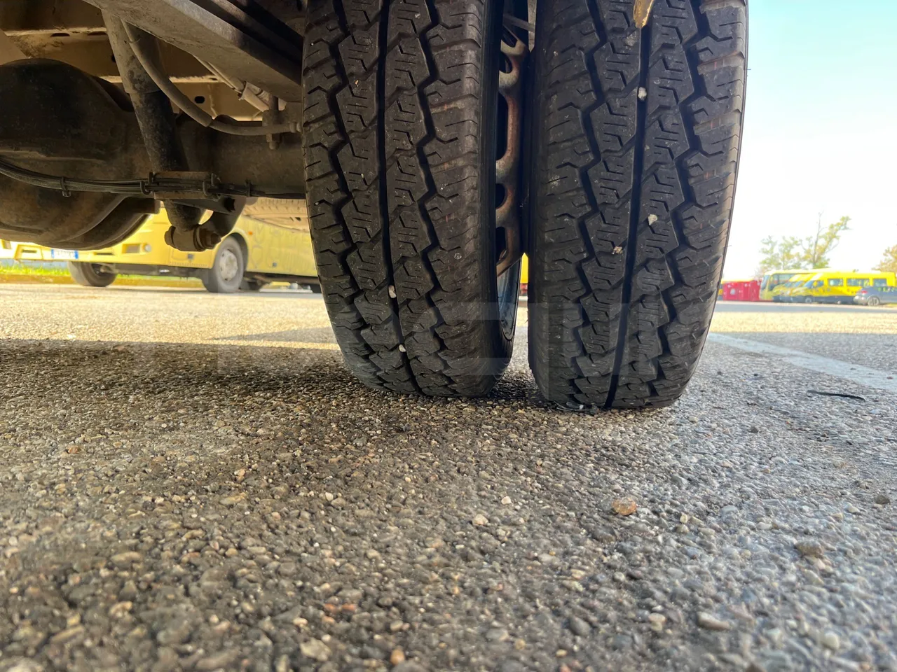 Mercedes-Benz Sprinter 518CDI f 50 - EUR4 - 135kW - 7.345m Tomassini - tread condition second axle tires left
