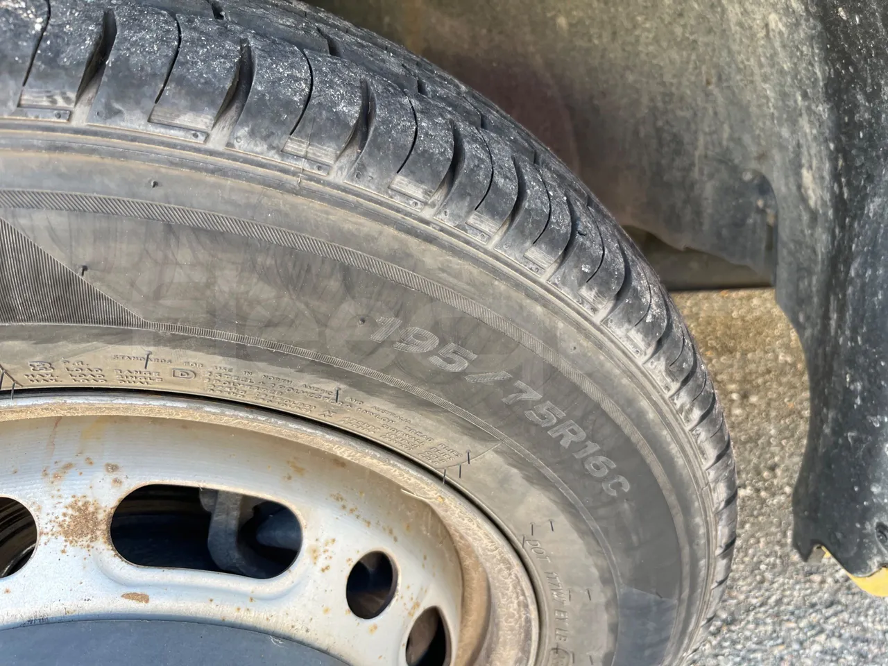 Mercedes-Benz Sprinter 518CDI f 50 - EUR4 - 135kW - 7.345m Tomassini - front left tire measurements