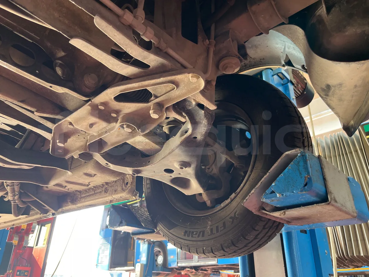 Mercedes-Benz Sprinter 518CDI f 50 - EUR4 - 135kW - 7.345m Tomassini - front axle left side
