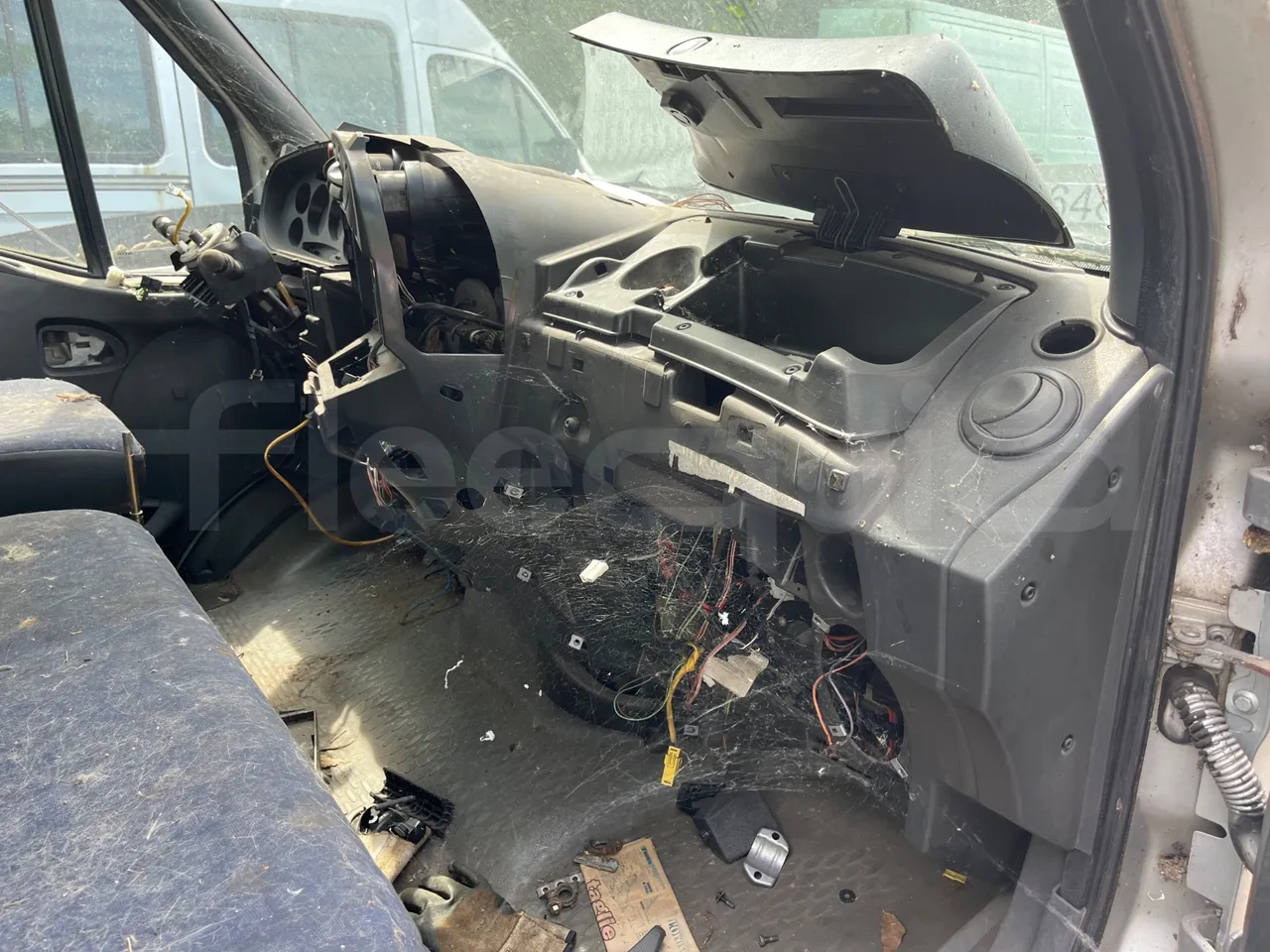 Iveco Daily 35/29-EUR3-85,3Kw-5m - buttons panels on (mandatory for bus to scrap)