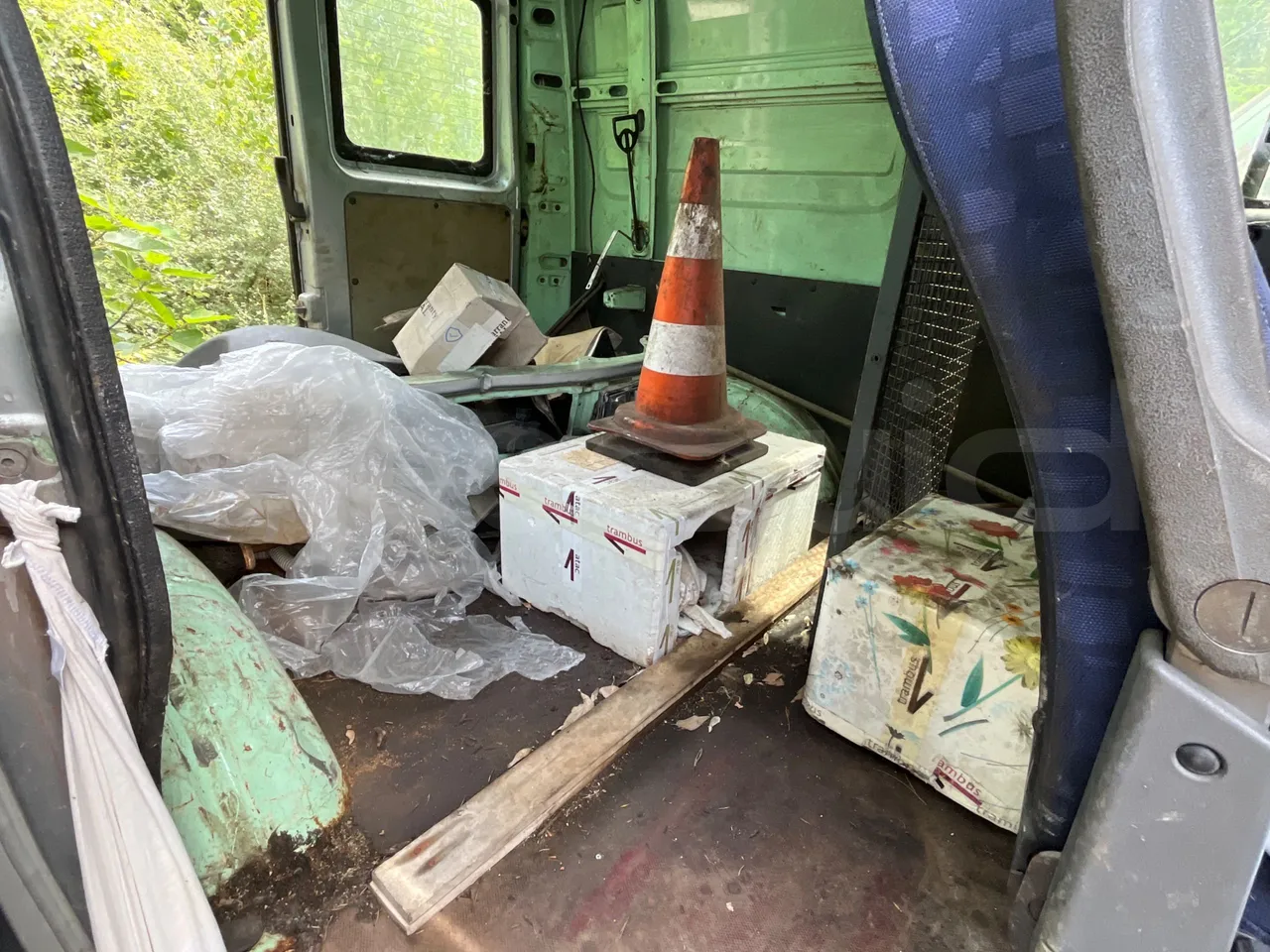 Iveco Daily 35/29-EUR3-85,3Kw-5m - forward view middle aisle