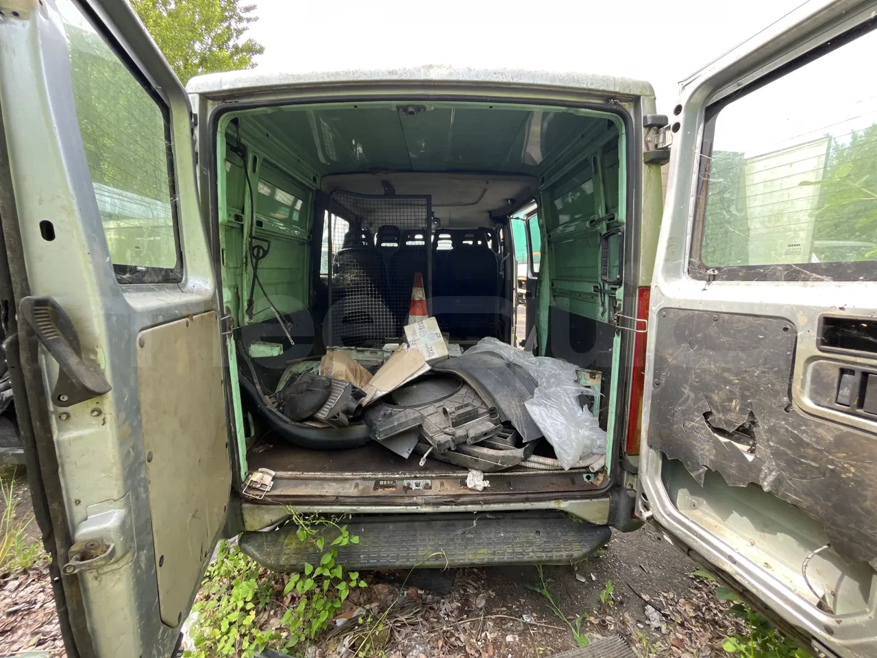 Iveco Daily 35/29-EUR3-85,3Kw-5m - rear hatch open (mandatory for bus to scrap)