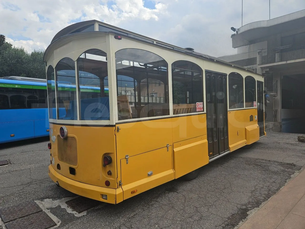 Man 11.220 Intercar Greeny / Euro2 - 162 Kw - 8,820 Mt - 3/4 right rear doors closed