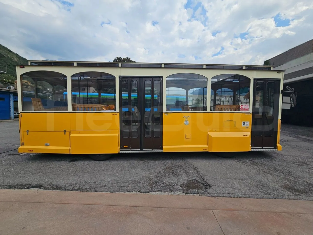 Man 11.220 Intercar Greeny / Euro2 - 162 Kw - 8,820 Mt - right side doors closed