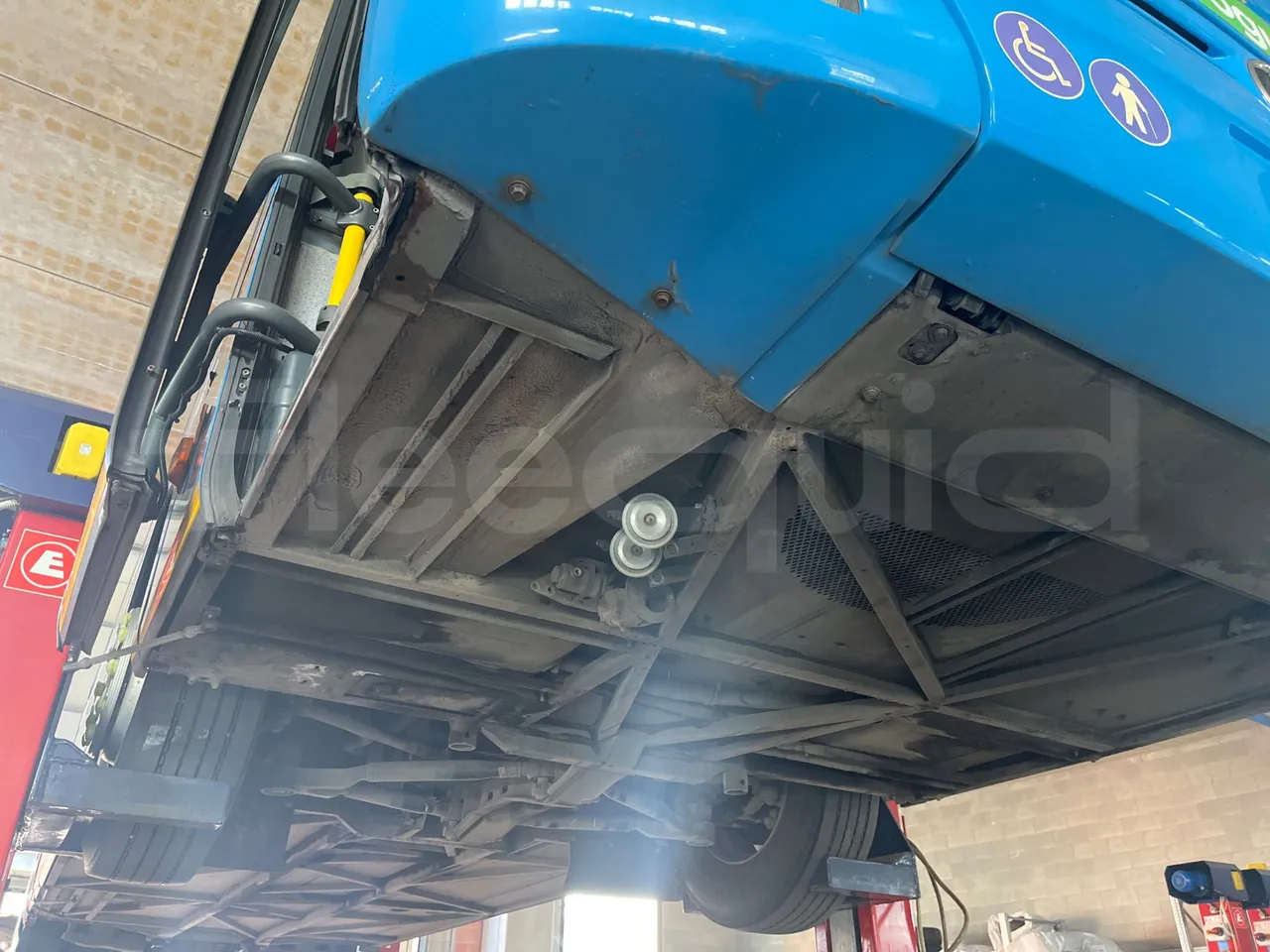 Mercedes-Benz Integro E5 4 - Euro5 - 220kW - 12.140mt - front brake calipers right