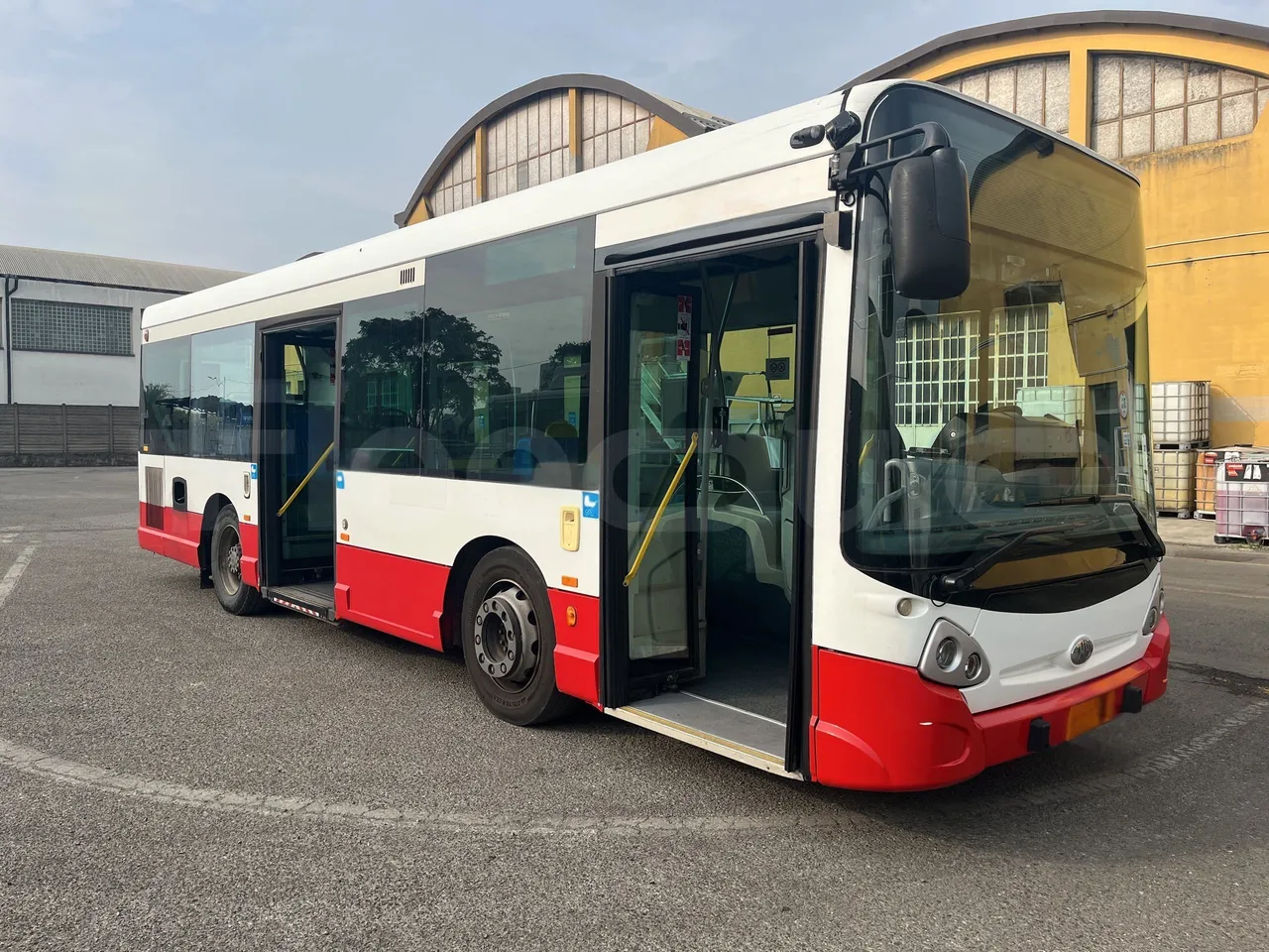Iveco Heuliez Gx117 - 3/4 Front Right Side Doors Open