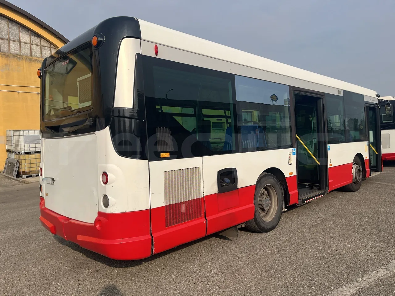 Iveco Heuliez Gx117 - 3/4 Rear Right Side Doors Open