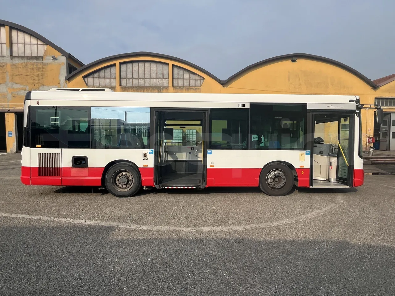 Iveco Heuliez Gx117 - Right Side Doors Open