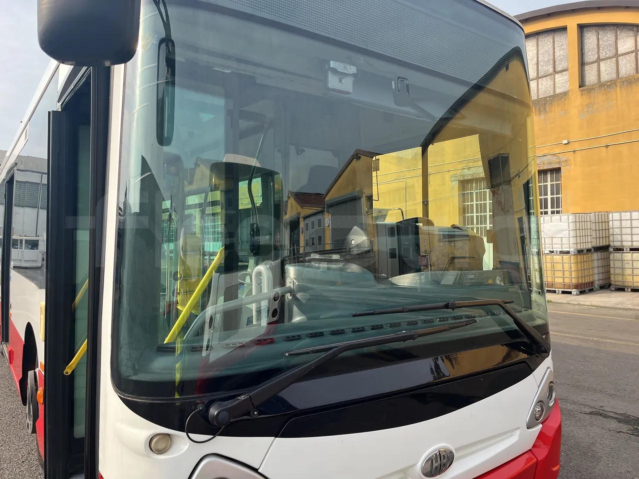 Iveco Heuliez Gx117 - Windscreen From Right Side