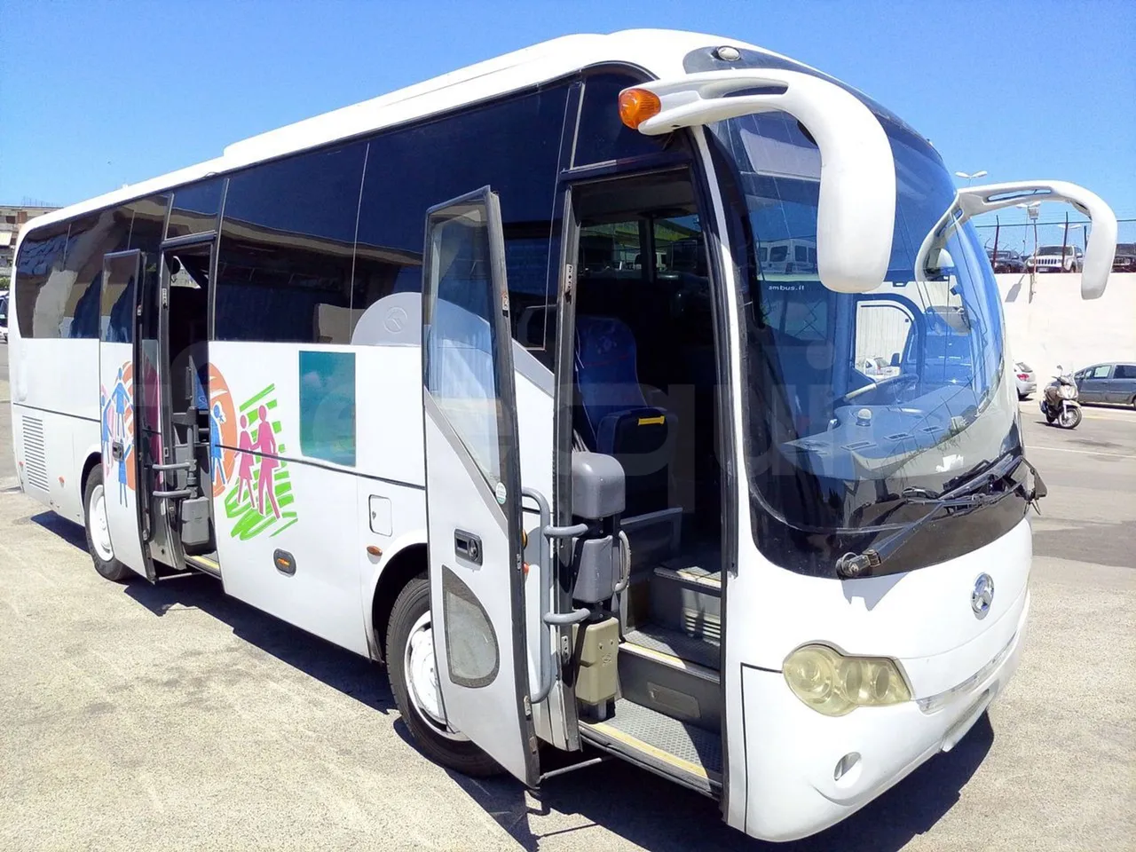 King Long XMQ6900 XMQ6900-3/ Euro 5 - 178Kw - 8,995 Mt - 3/4 right front doors open