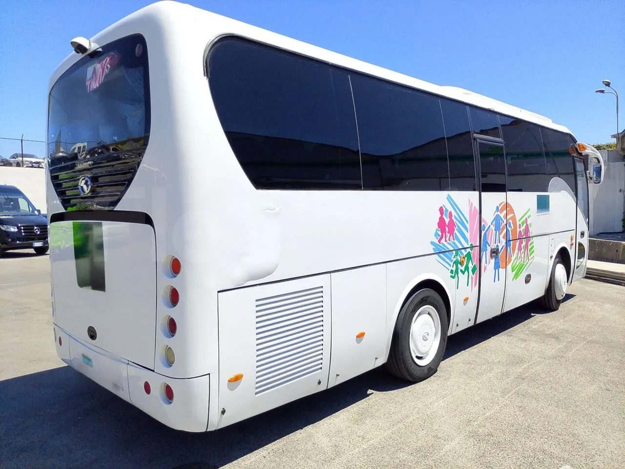 King Long XMQ6900 XMQ6900-3/ Euro 5 - 178Kw - 8,995 Mt - 3/4 right rear doors closed