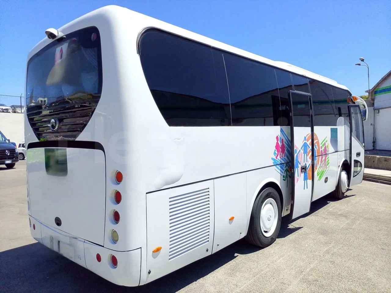 King Long XMQ6900 XMQ6900-3/ Euro 5 - 178Kw - 8,995 Mt - 3/4 right rear doors open