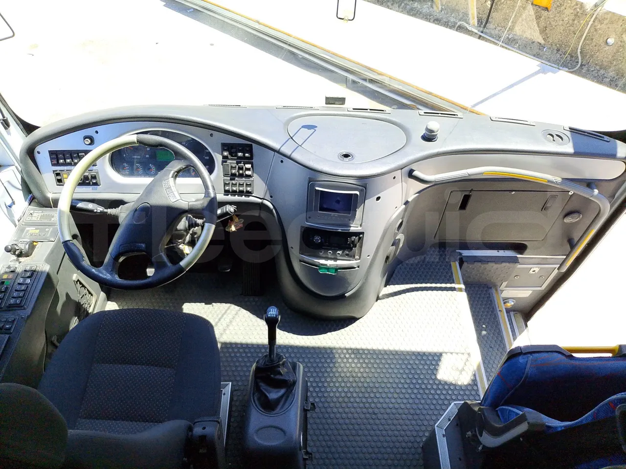 King Long XMQ6900 XMQ6900-3/ Euro 5 - 178Kw - 8,995 Mt - buttons panels on (mandatory for bus to scrap)