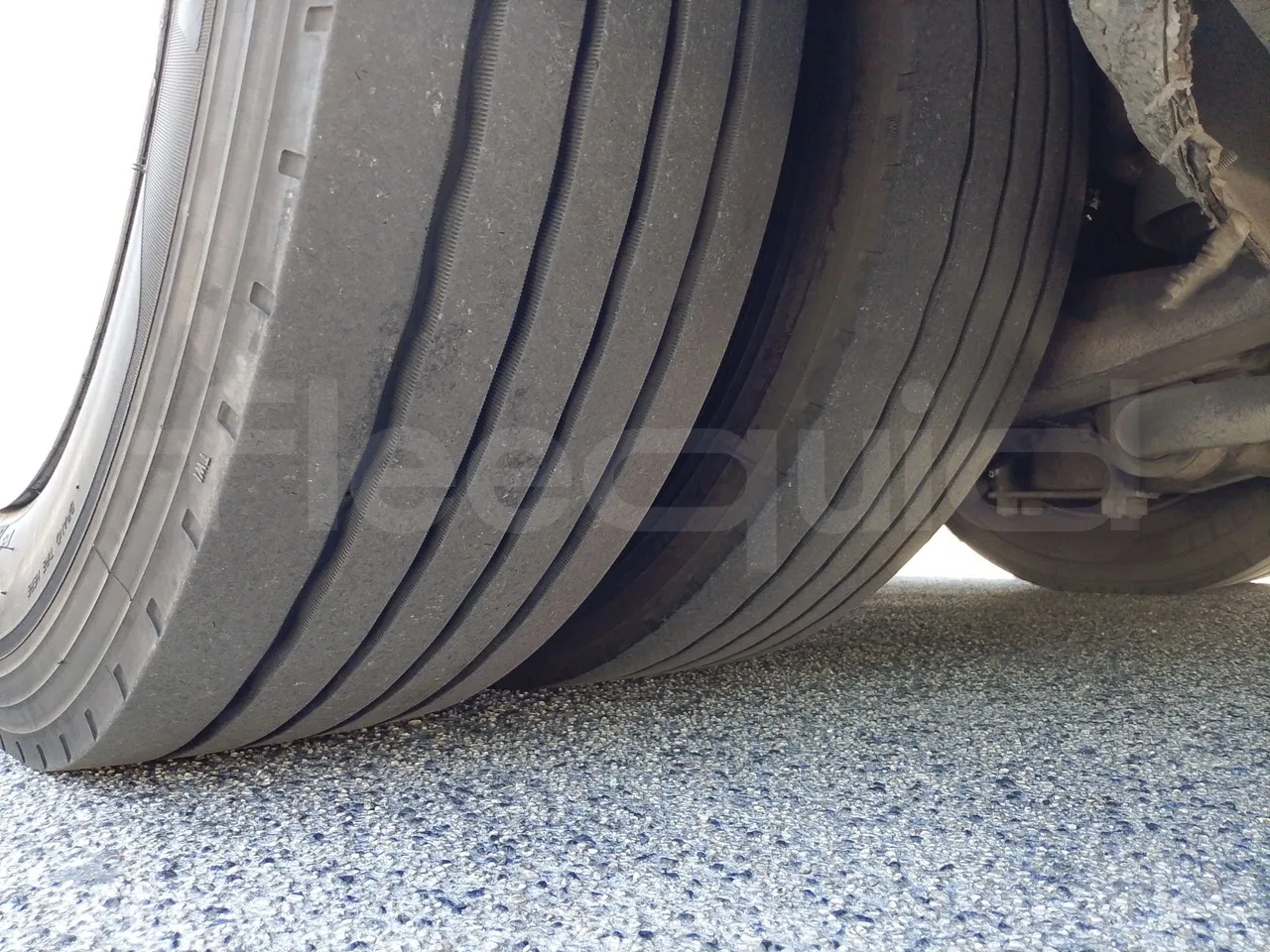 King Long XMQ6900 XMQ6900-3/ Euro 5 - 178Kw - 8,995 Mt - tread condition second axle tires left