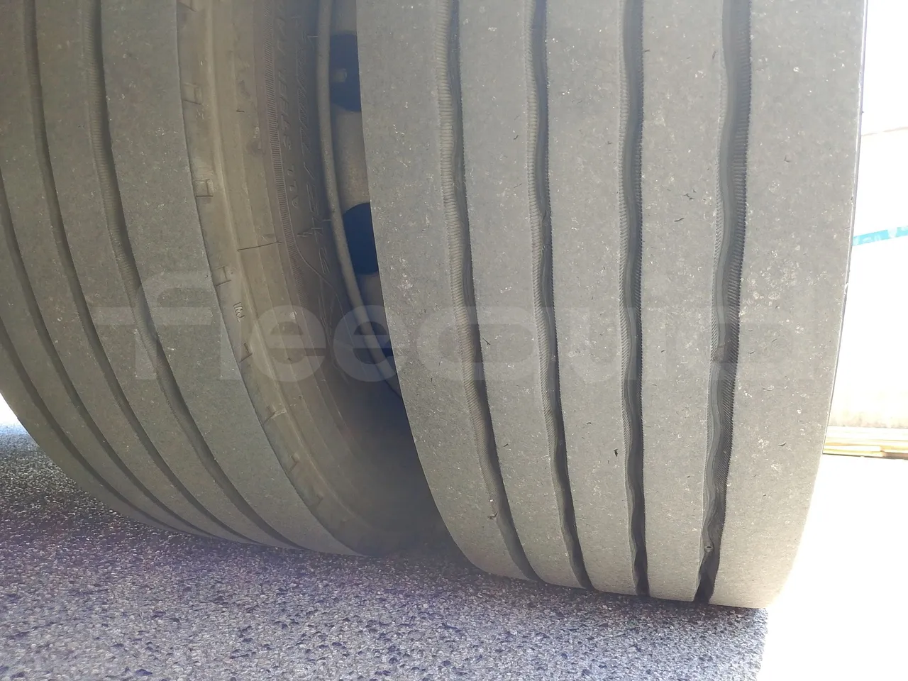 King Long XMQ6900 XMQ6900-3/ Euro 5 - 178Kw - 8,995 Mt - tread condition second axle tires right