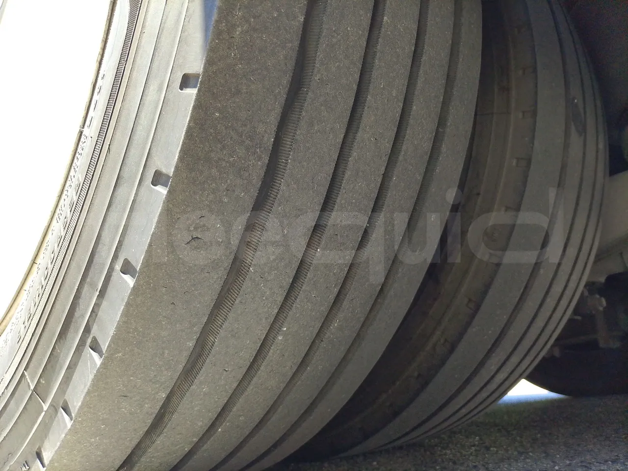 King Long XMQ6900 XMQ6900-3/ Euro 5 - 178Kw - 8,995 Mt - tread condition third axle tires left