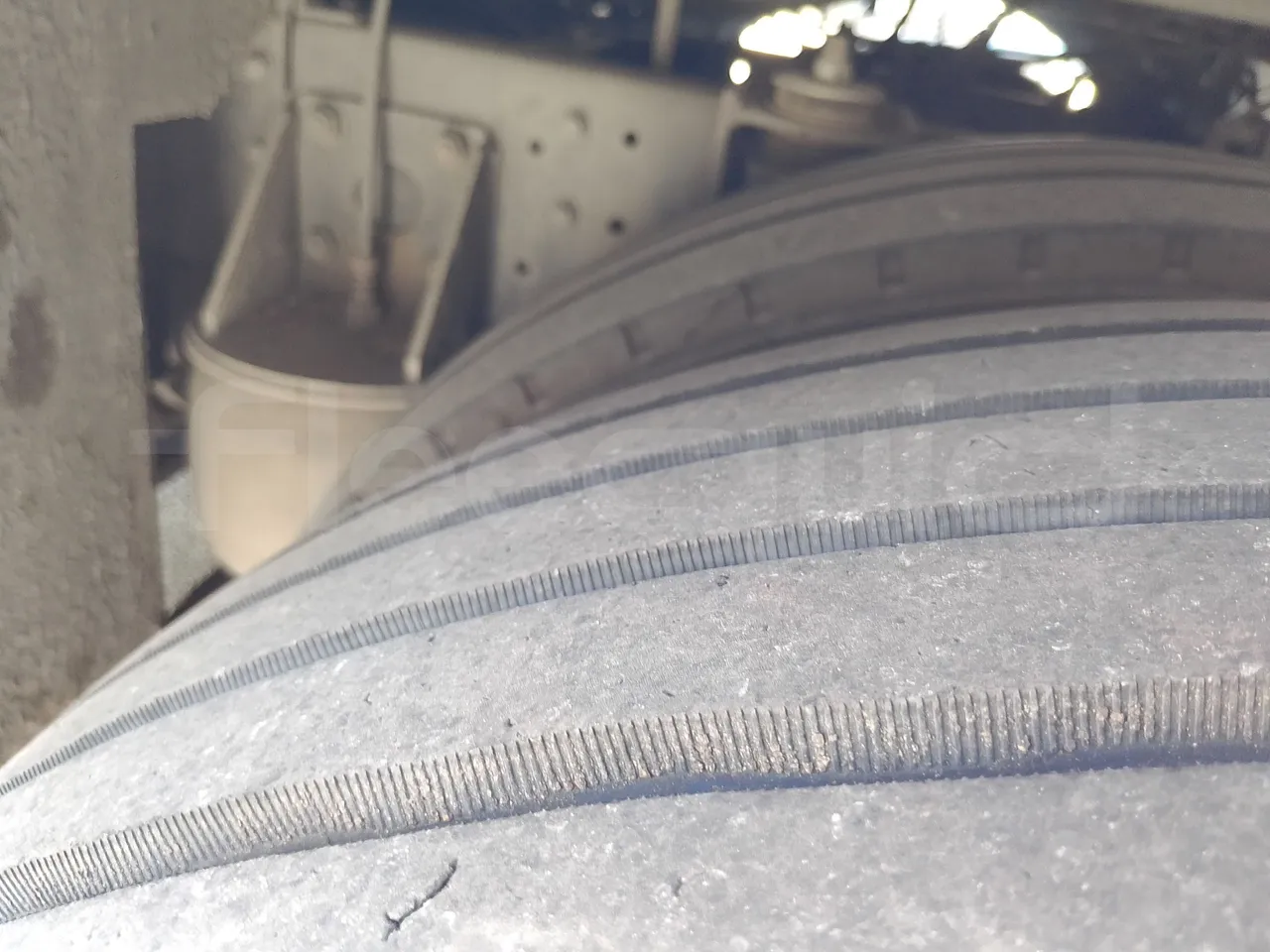 King Long XMQ6900 XMQ6900-3/ Euro 5 - 178Kw - 8,995 Mt - tread condition third axle tires right