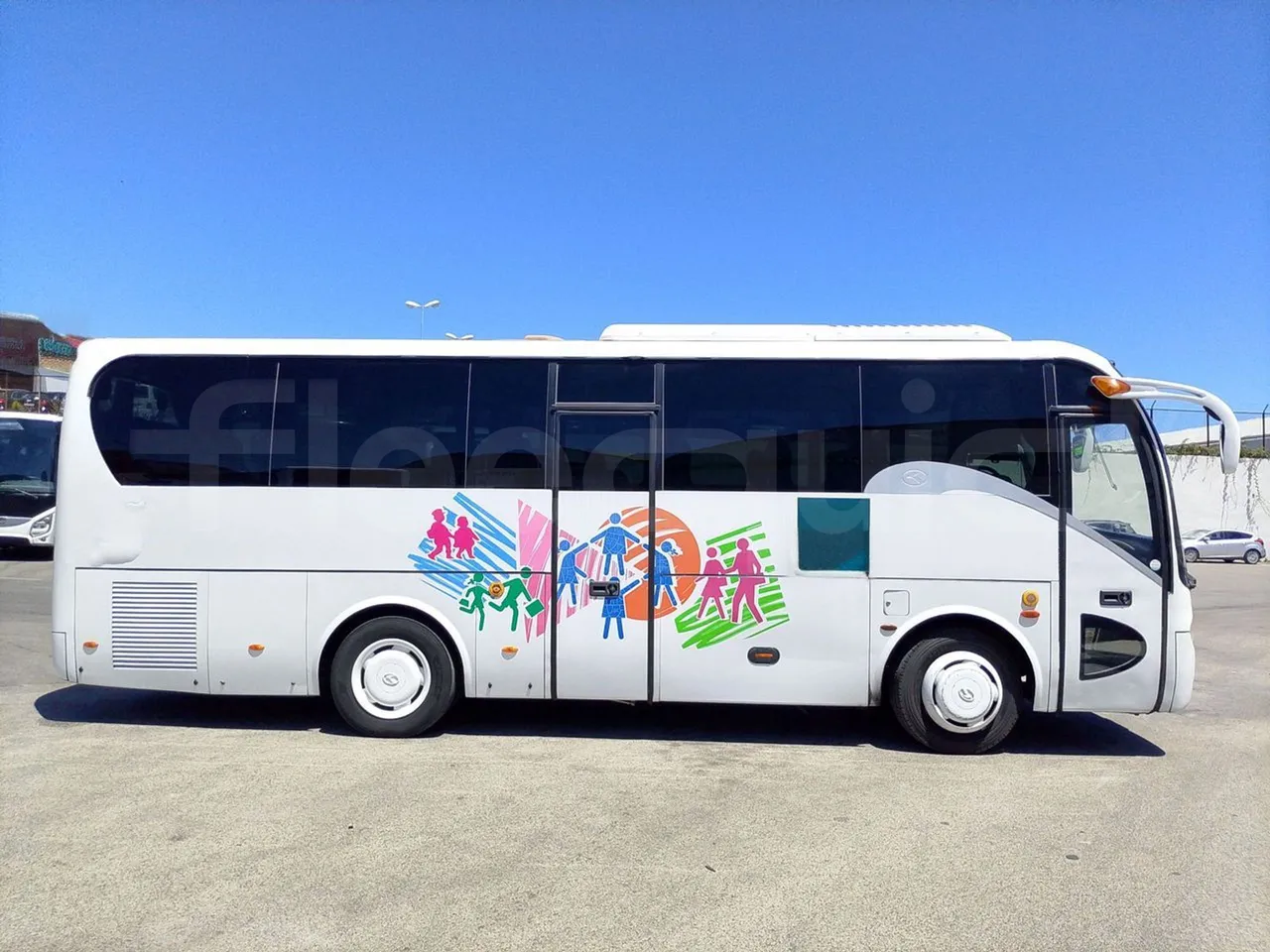 King Long XMQ6900 XMQ6900-3/ Euro 5 - 178Kw - 8,995 Mt - right side doors closed