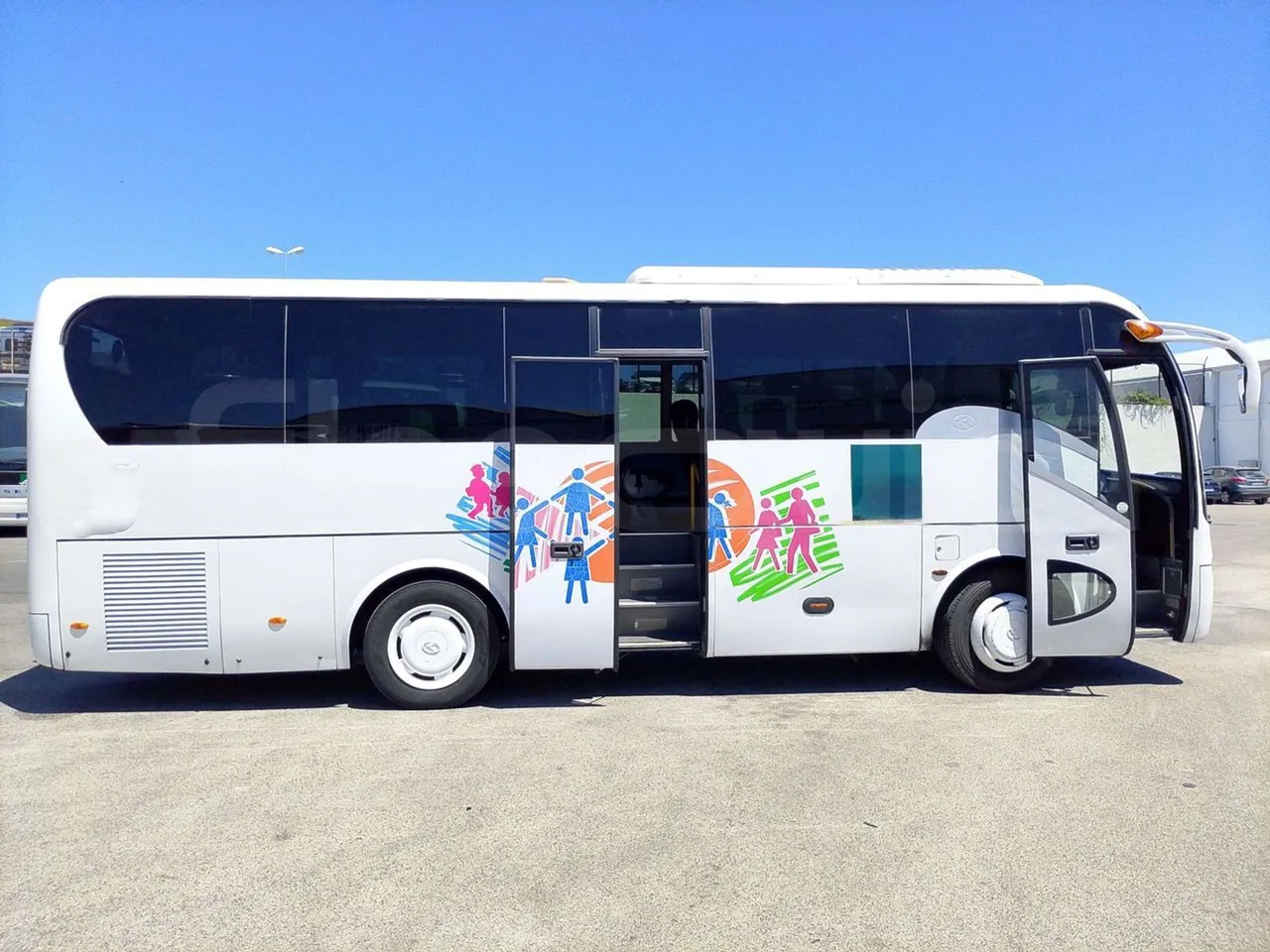 King Long XMQ6900 XMQ6900-3/ Euro 5 - 178Kw - 8,995 Mt - right side doors open