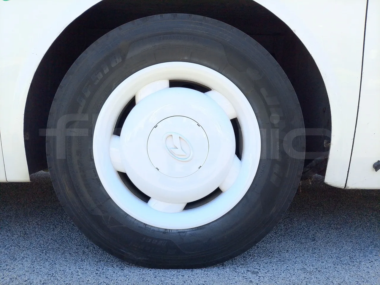 King Long XMQ6900 XMQ6900-3/ Euro 5 - 178Kw - 8,995 Mt - rear left tire photo