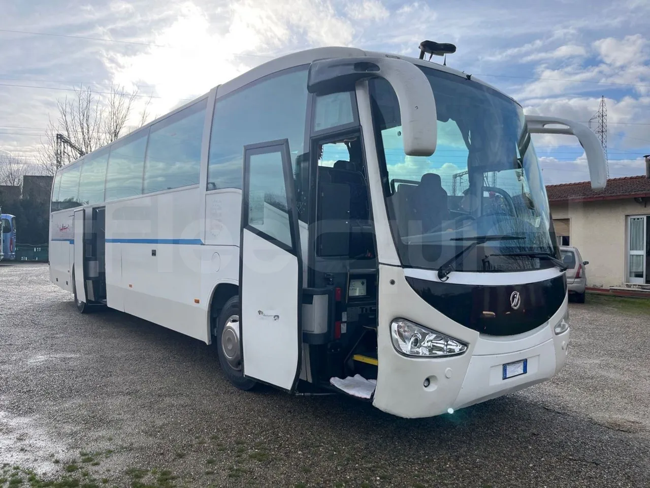 Scania 12B4X2 K420EB4X2 - Euro 4 - 308 kW - 12.750 mt - 3/4 right front doors open