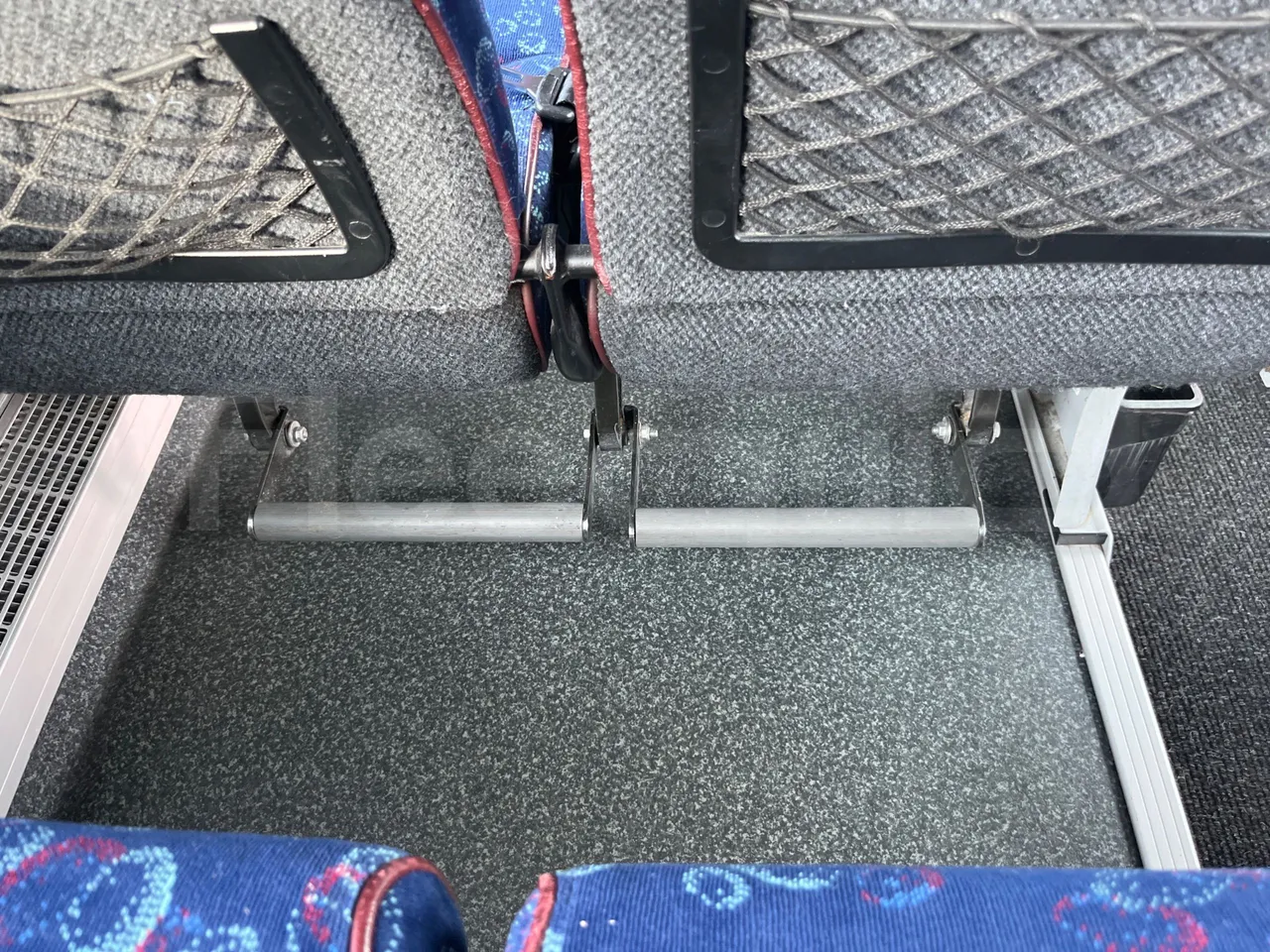 Scania 12B4X2 K420EB4X2 - Euro 4 - 308 kW - 12.750 mt - footrest detail photo