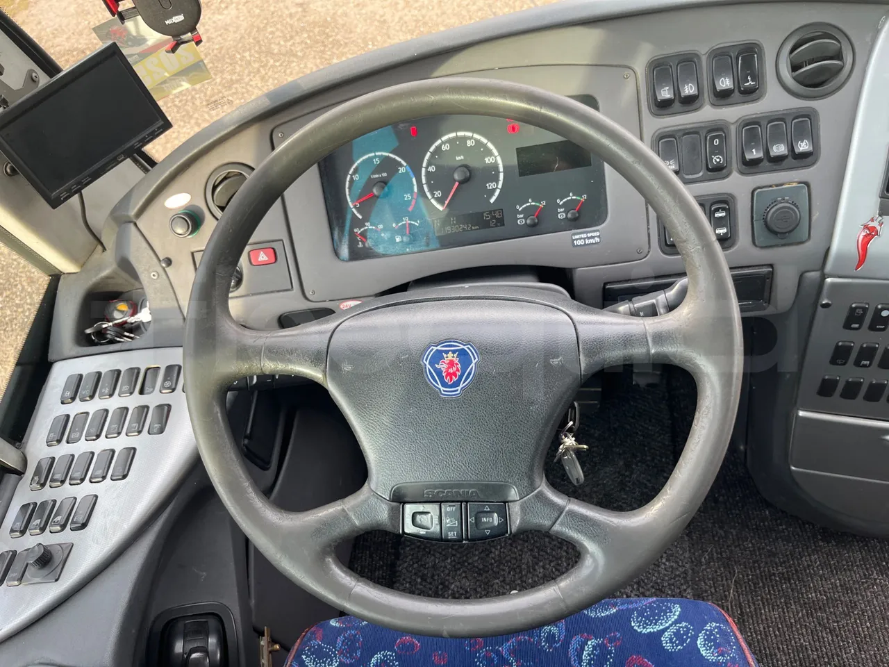 Scania 12B4X2 K420EB4X2 - Euro 4 - 308 kW - 12.750 mt - steering wheel photo