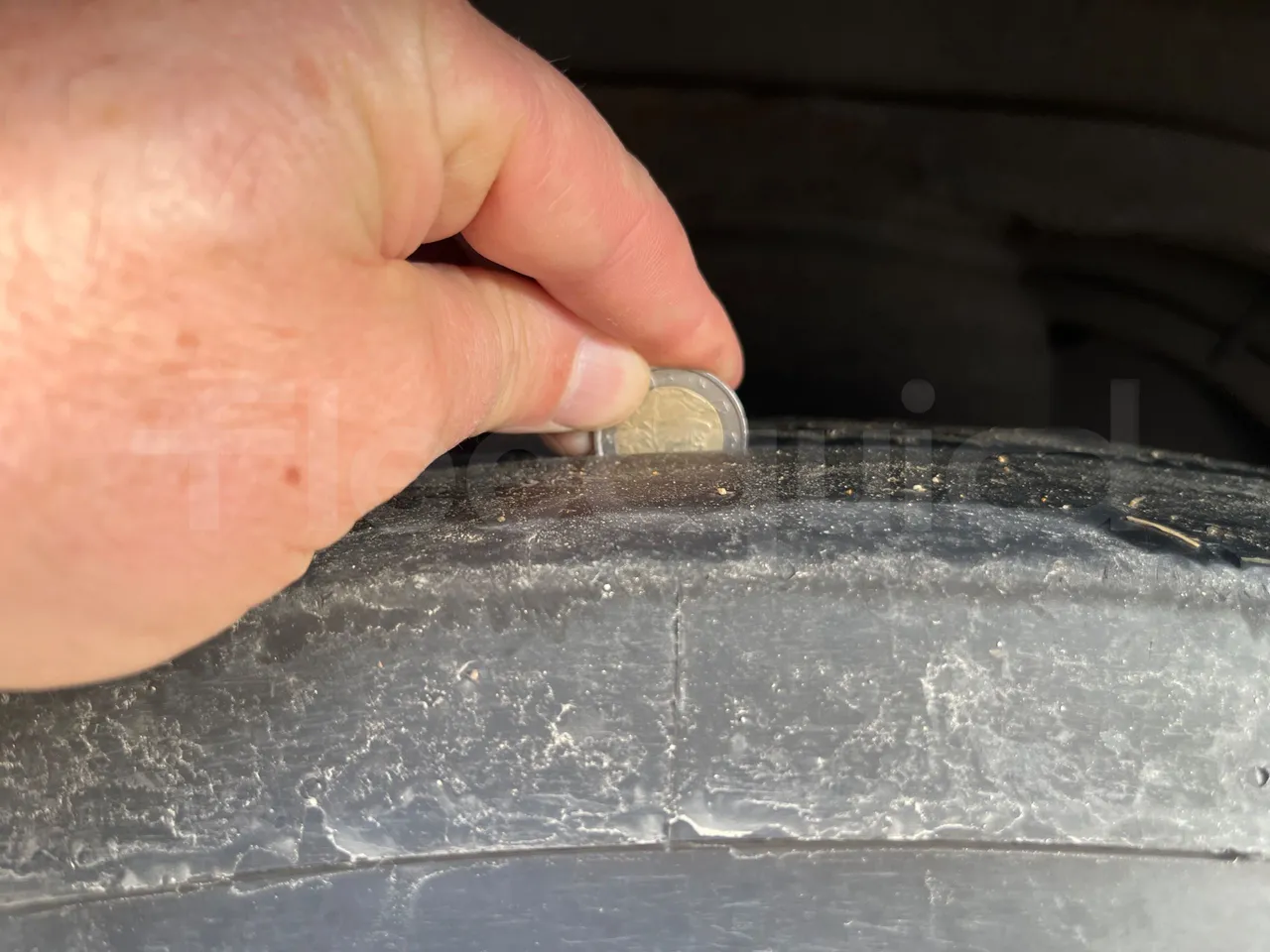 Scania 12B4X2 K420EB4X2 - Euro 4 - 308 kW - 12.750 mt - rear left tire photo