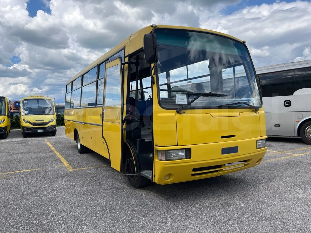 Iveco Cacciamali Tema 163/2 - EUR2 - 130kW - 9.195m - 3/4 right front doors open