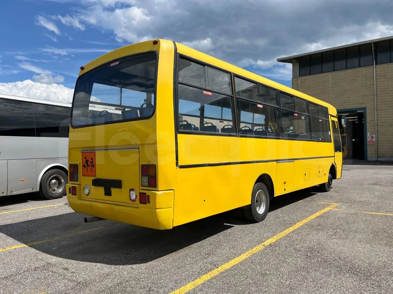 Iveco Cacciamali Tema 163/2 - EUR2 - 130kW - 9.195m - 3/4 right rear doors closed
