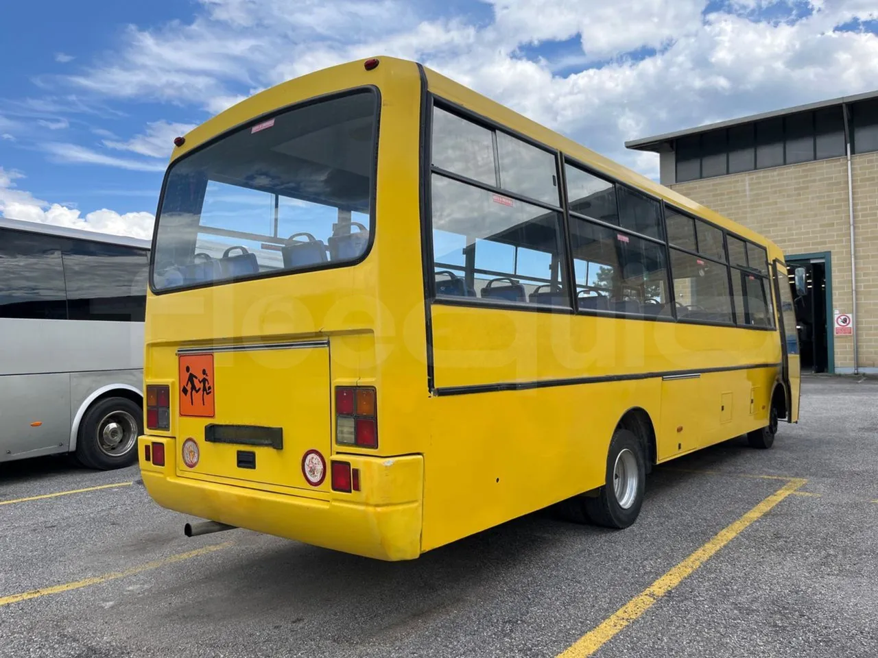 Iveco Cacciamali Tema 163/2 - EUR2 - 130kW - 9.195m - 3/4 right rear doors open