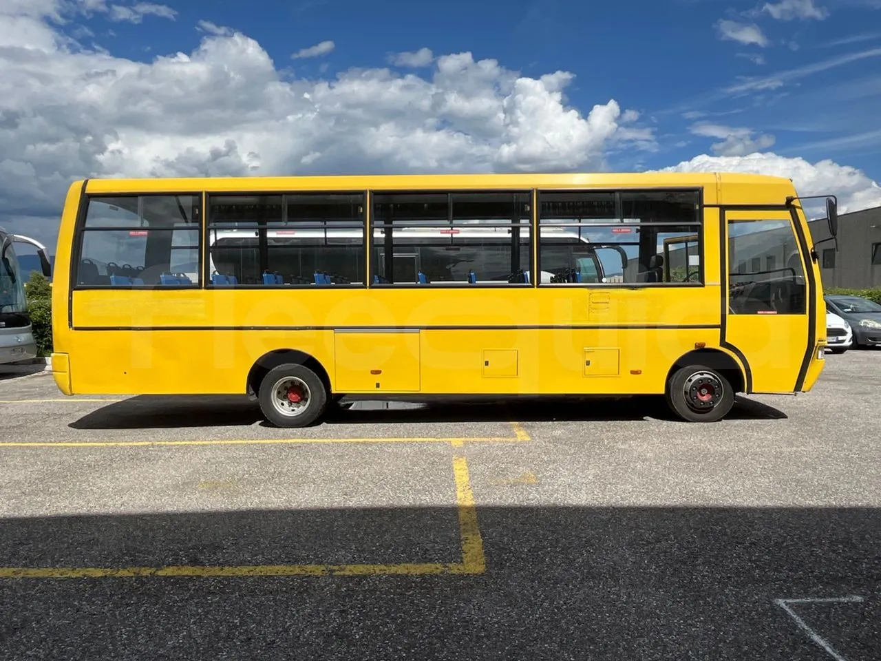 Iveco Cacciamali Tema 163/2 - EUR2 - 130kW - 9.195m - right side doors closed