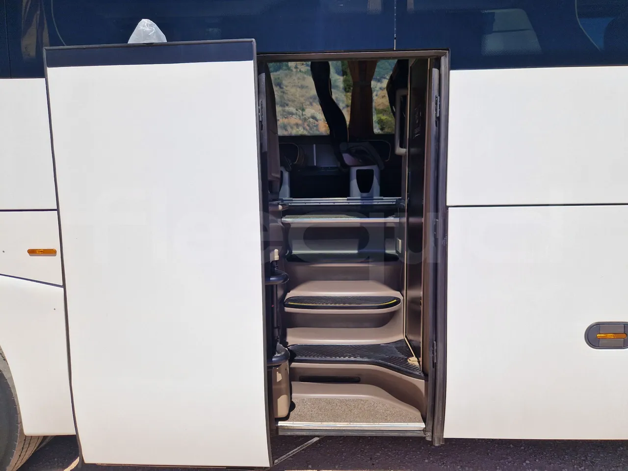 Iveco Magelys SFR210 - EUR5 - 331kW - 12.819m - front door 2 open
